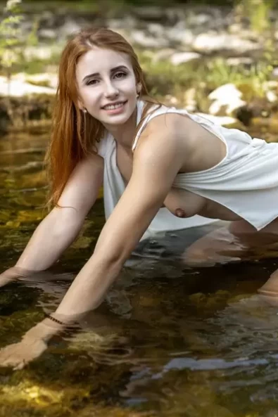 Молоденькая девка мочит голую попку в речке